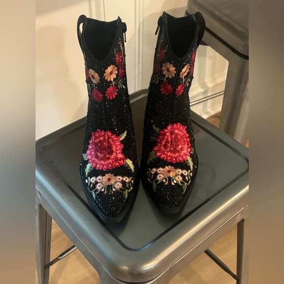 Short INC Rhinestoned boots - Picture 2 of 2